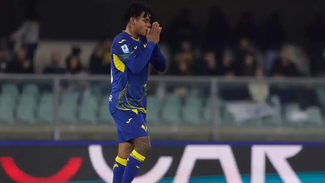 心态崩了！维罗纳前锋奥尔班赛后与球迷发生冲突