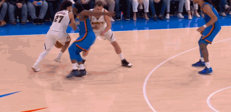 又来？多尔特绕掩护手臂直击约基奇面部 被吹罚一级恶犯