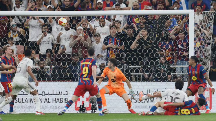 西超杯：巴萨3-2胜皇马夺冠 拉菲尼亚梅开二度维尼修斯一条龙