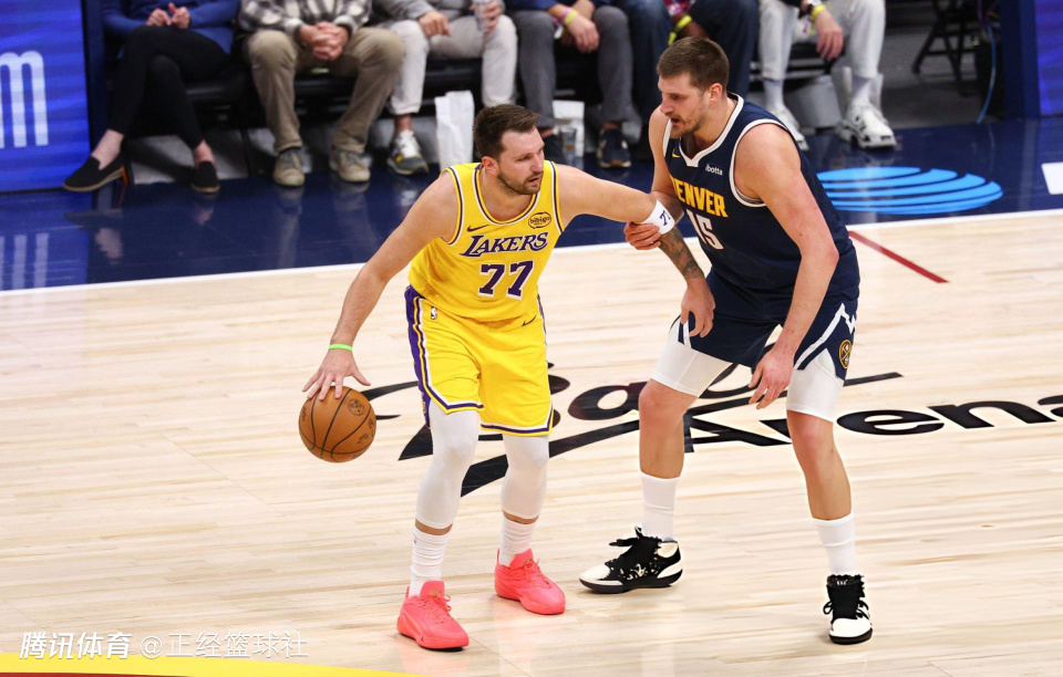 东契奇末节5中0+吞第15次技犯！空砍27+11+7 第五百场遭里程悲