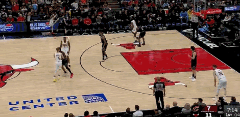 一级恶意犯规！塞克斯顿垫脚哈登 施罗德绕掩护肩膀撞理查兹裆部