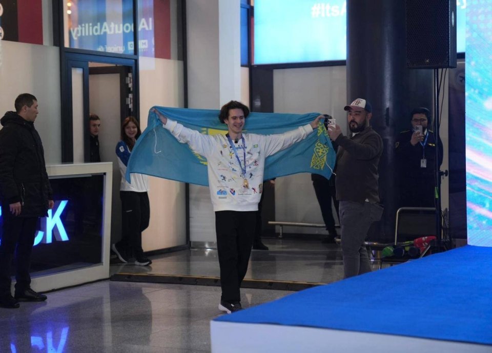 冬奥花滑男单冠军刚回国，没出机场就收到新房奖励！教练队友也沾光