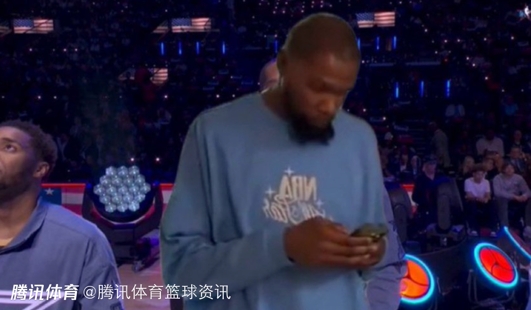 玩双标？杜兰特入场仪式玩手机 此前曾吐槽Shams比赛中看手机