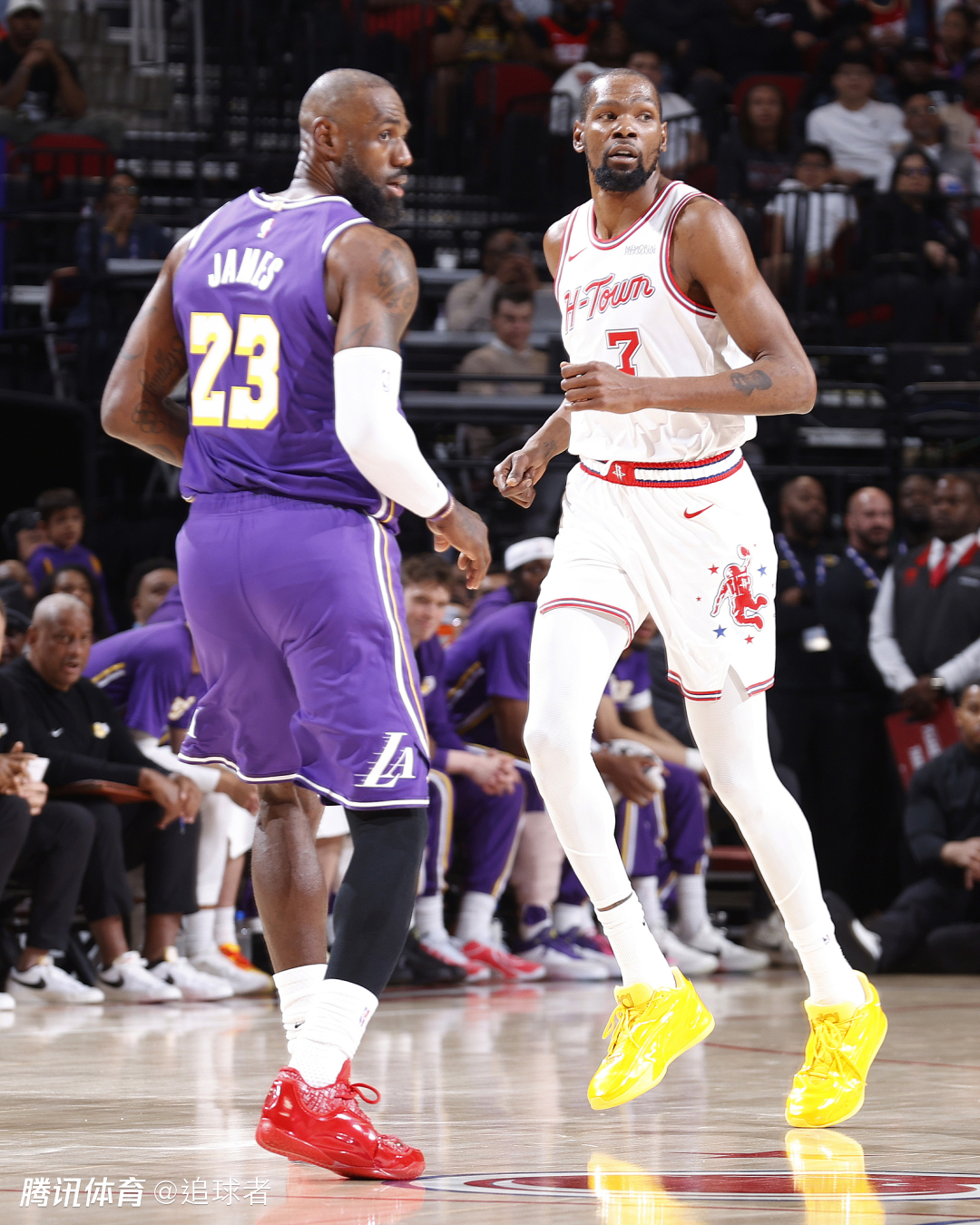 湖人7连胜！詹姆斯14中13轰30分完胜杜兰特 多次炸扣激情庆祝