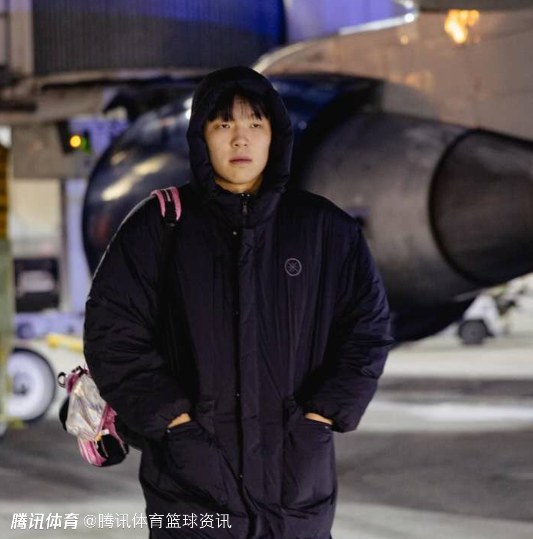 零下2℃！杨瀚森工作室：客场感受东部严寒 小杨随队抵达波士顿