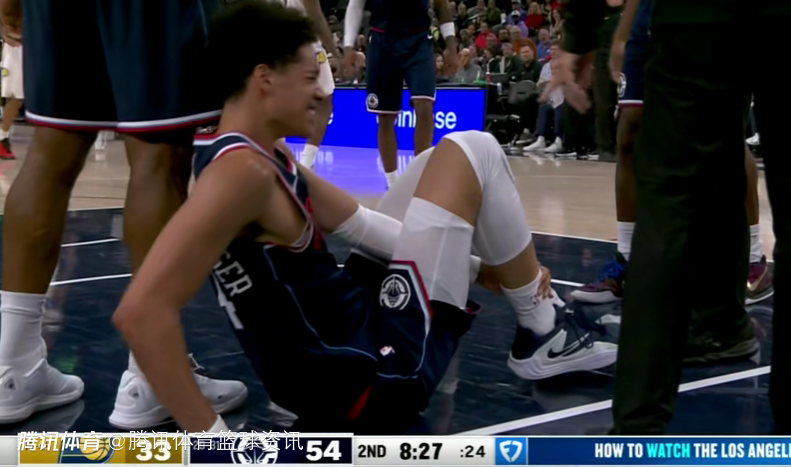 尼德豪塞尔落地后意外崴脚！大声嚎叫+拍地板 已被搀扶回更衣室