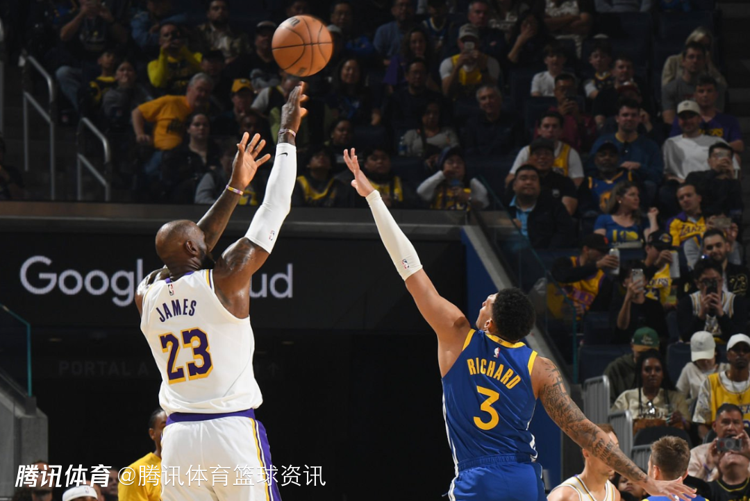 勇士官方：理查德右膝扭伤退出比赛 本场比赛不会回归