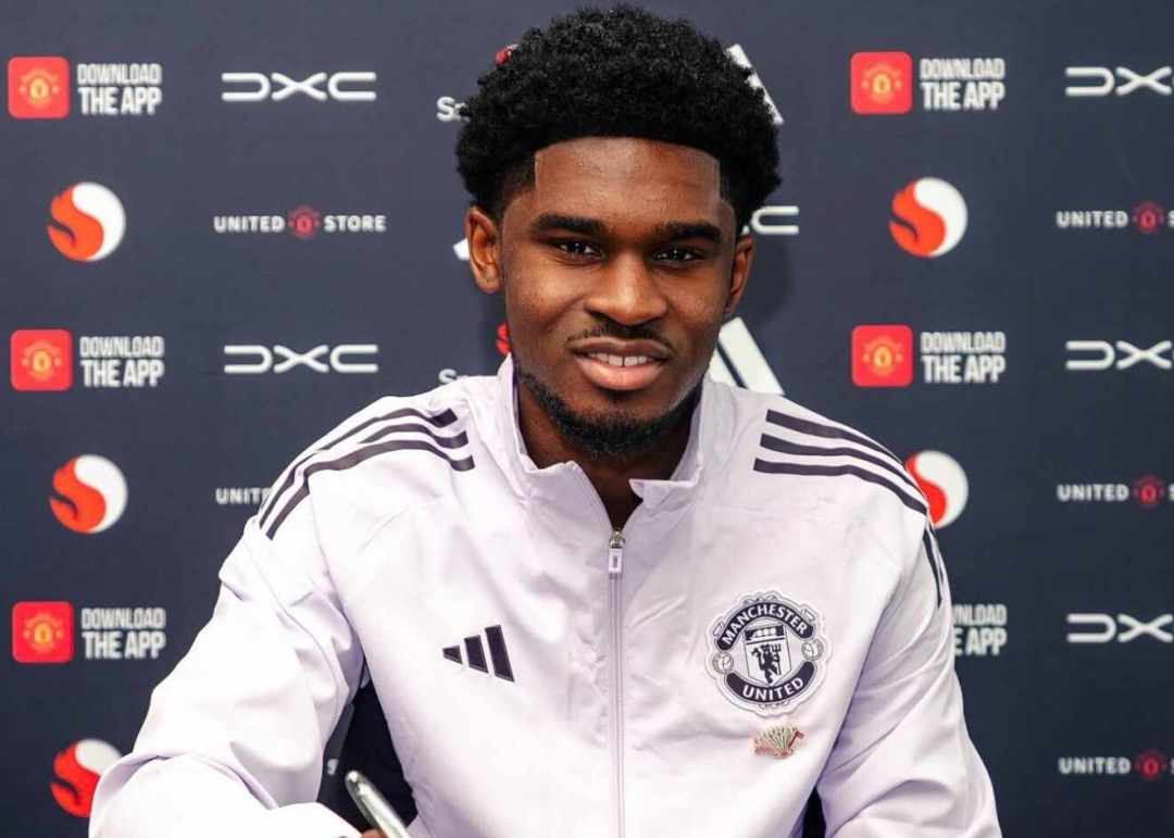 官方：曼联与19岁后卫杰丹·卡马森续约到2028年