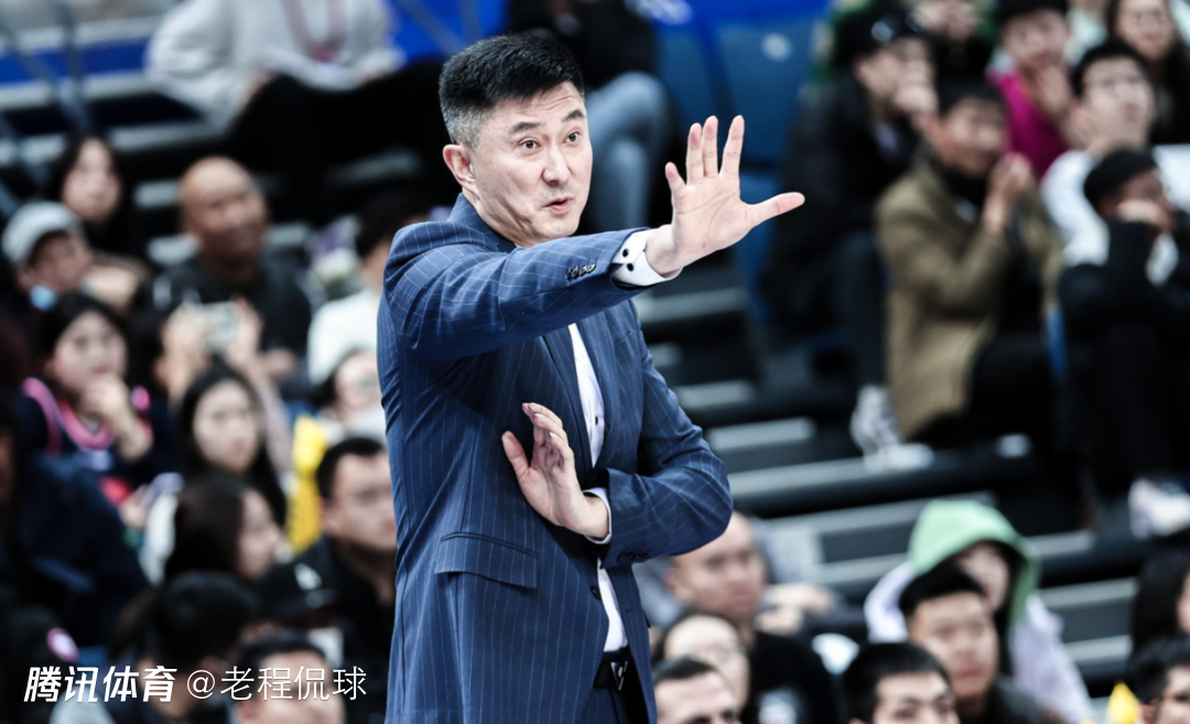 杜锋用人颇具胆识：让19岁新秀防56分外援 最后一分钟用全华班