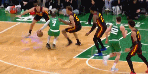 杰伦-布朗肘击奥孔古吃到恶犯 后者满嘴是血回更衣室随后又回来罚球