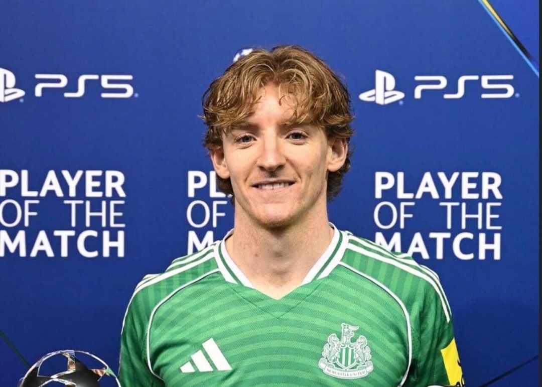 记者：拜仁考虑签下戈登，已与其经纪人取得联系