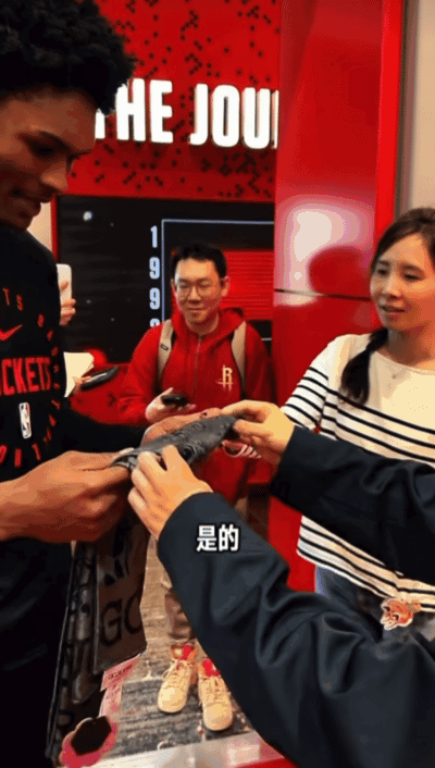 跨界联动！任嘉伦现身火箭训练馆向阿门申京赠送围巾 喜提火箭专属球衣