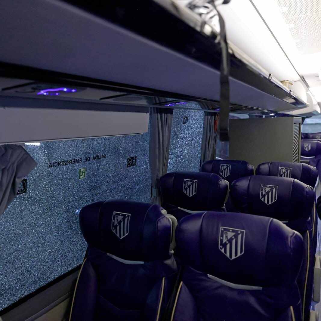 马竞晒被巴萨球迷砸烂的大巴车：我们今天也看到月球背面了