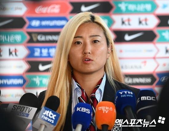 韩国女足老将眼红中国队穿顶奢西服遭批 韩网友：成绩不行还要求多