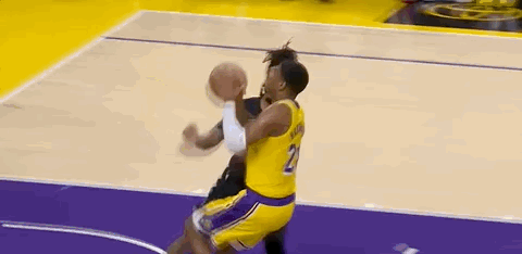 望无大碍！卡斯尔骨盆挫伤离场 本场比赛不会回归