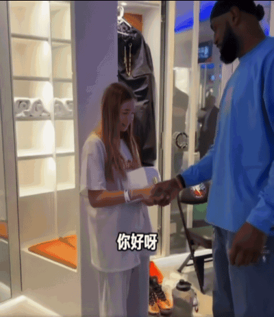 细节拉满！詹姆斯展示全明星戒：镶有22颗星星+第75届全明星标识