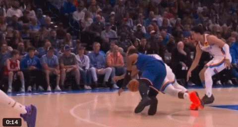 刚复出就伤？麦克布莱德与多尔特拼抢大腿受伤 称自己已无法走路