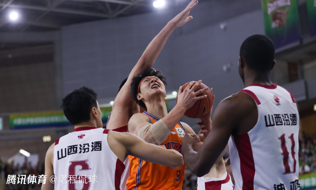 王哲林：杯赛两连冠会让我们在联赛更有信心 春节后球队可能会更好