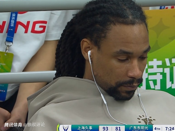 萨林杰末节戴上耳机玩手机引球迷不满！“保障合同以后 直接躺平滑水”