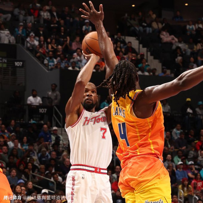 杜兰特：真正赢下比赛是在第二节末改打小个阵容后 还有28场常规赛都是硬仗