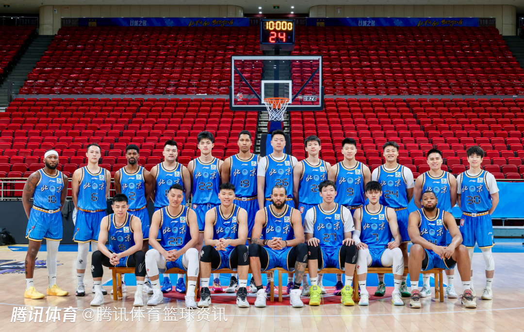 北京男篮官方晒出最新大合照 新外援麦基穿0号球衣占据C位