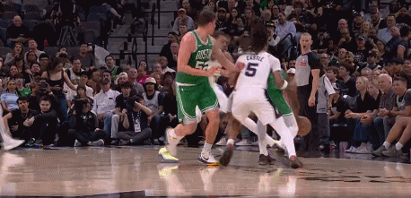 被卡斯尔推出界裁判却没判罚！杰伦-布朗怒喷裁判遭驱逐出场