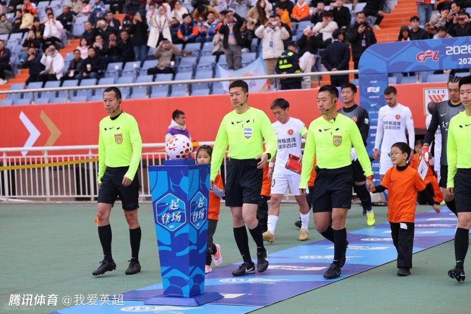 恐遭禁赛？中超最贵外援不满张雷判罚！做“蒙眼吹哨”手势嘲讽+染黄