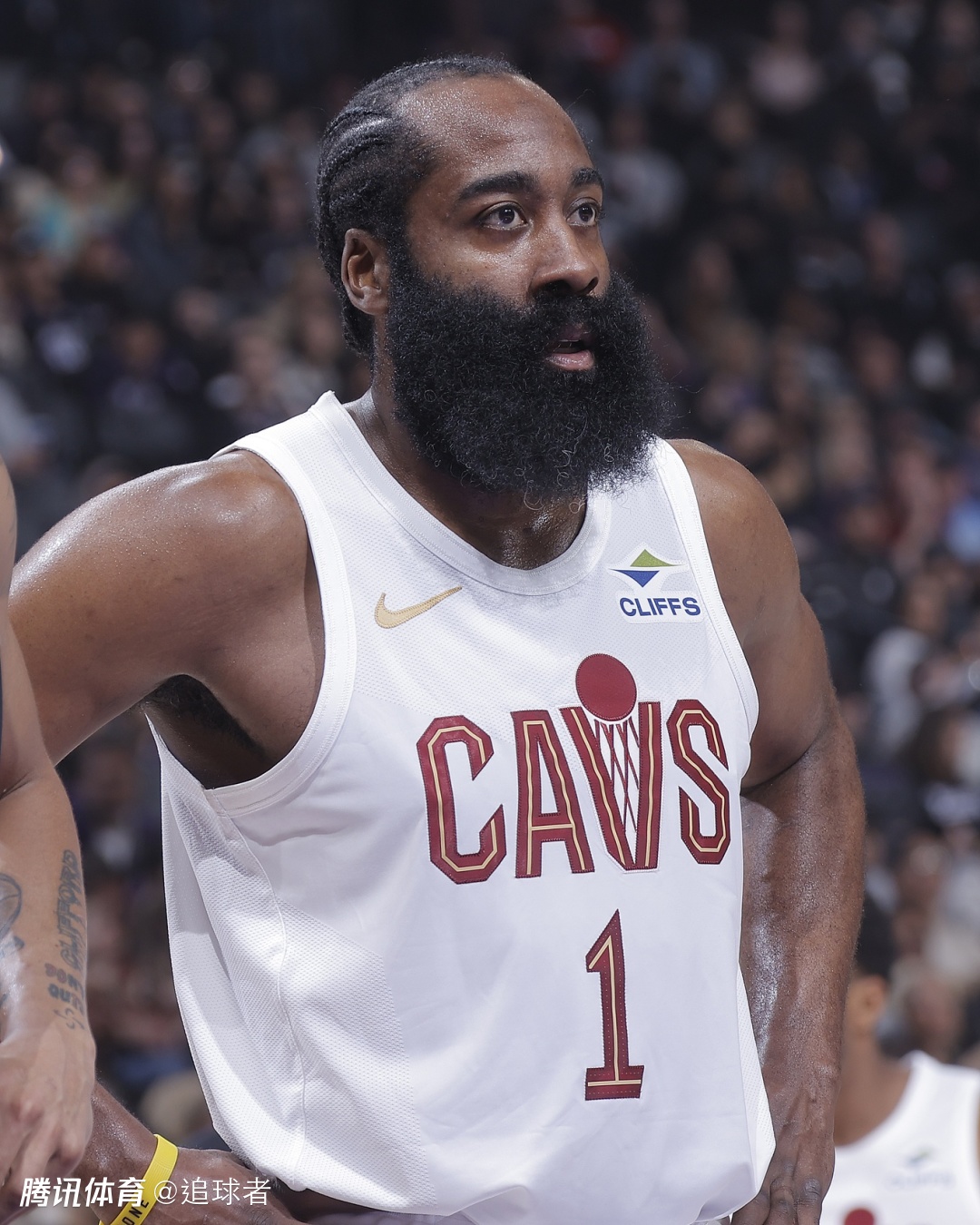 骑士首秀！哈登轰23分8助+5记三分立功：末节15分四罚杀死比赛