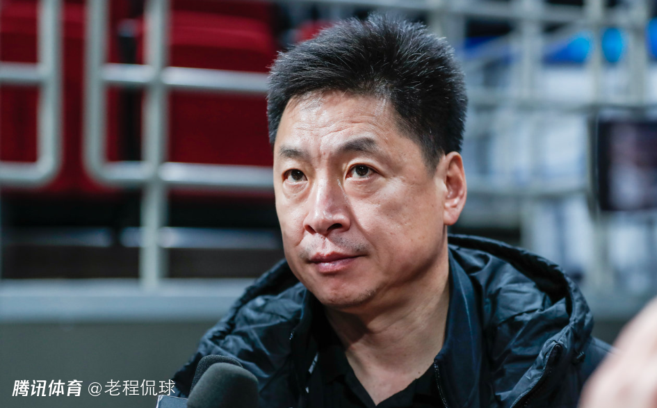 李春江以球迷身份参加广厦颁奖仪式 在观众席上落泪？