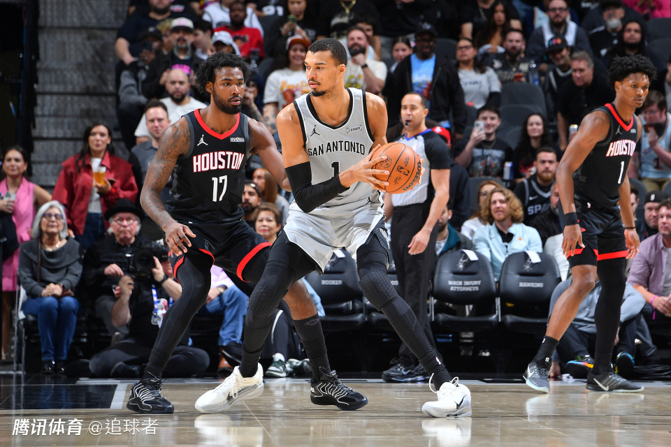 文班轰29+8逆天背扣：4帽2断统治攻防打爆火箭 全场高呼MVP