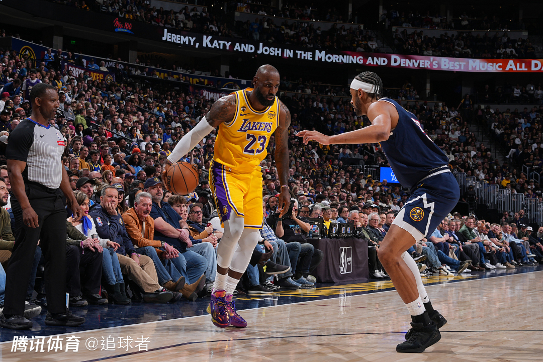 最后22秒伤退！詹姆斯透露目前手肘很痛 无比荣幸加冕历史进球王