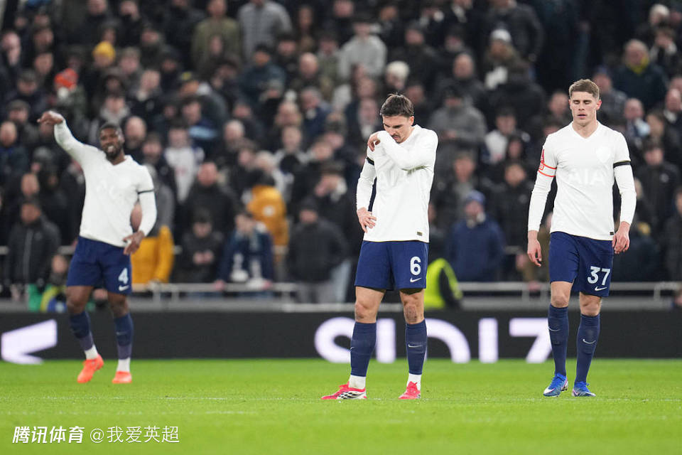 足总杯火爆1幕！葡国脚废人式飞铲引2次冲突，热刺维拉数十人干架