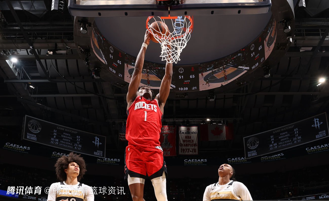 望无大碍！阿门-汤普森疑似右脚踝受伤离场 已经返回更衣室接受治疗