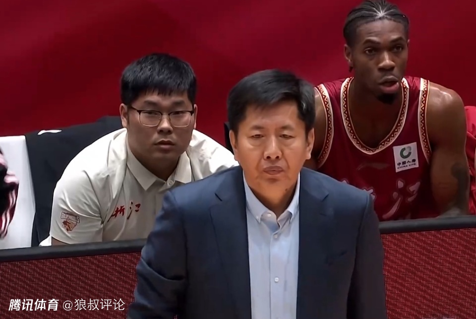 丁伟：我们重点限制洛夫顿做的比较好 但夹击后外线漏了李弘权和福格