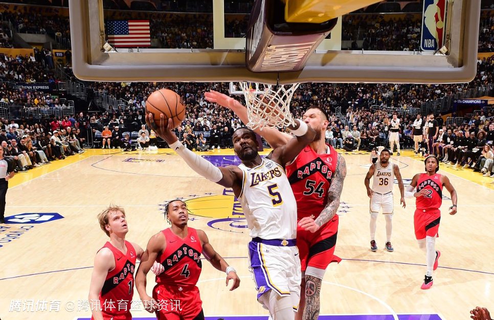 艾顿：很感谢东契奇和詹姆斯给我创造空位机会 让我打得很轻松