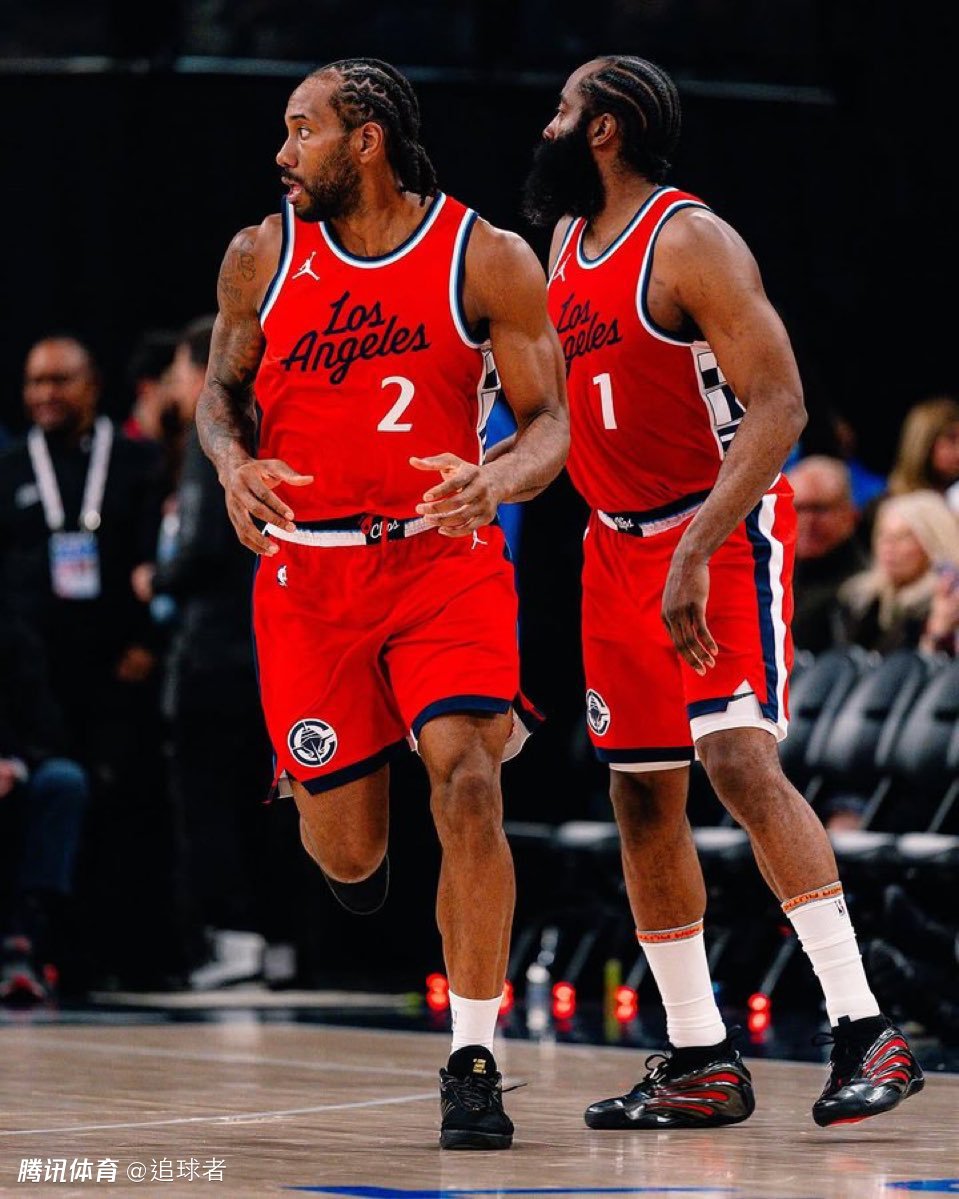 小卡55分狂刷纪录！快船更衣室狂欢曝光：哈登带头为他疯狂泼水庆祝