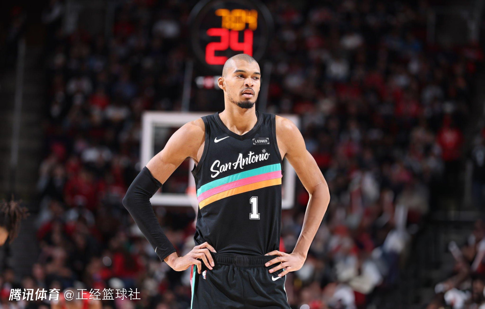 文班光头造型首败！下半场11中1仅命中铁血扣篮 正负值-14马刺最差