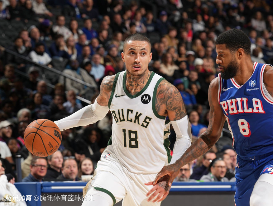 啥情况？库兹马脚步踉跄返回更衣室 镜头并未交代受伤瞬间