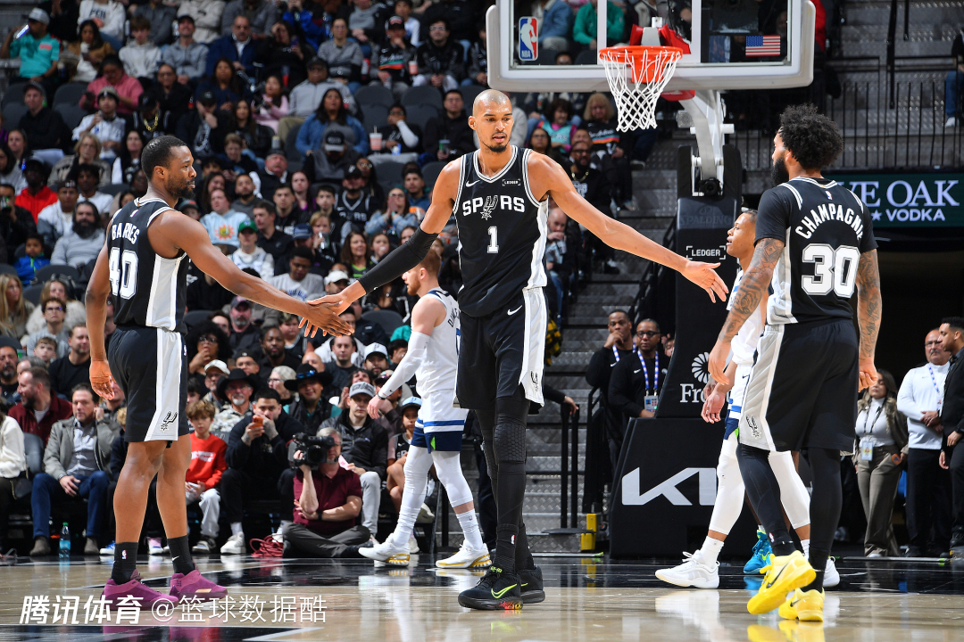 爱德华兹与文班亚马状元对轰创历史纪录 华子：真希望一直跟他单挑