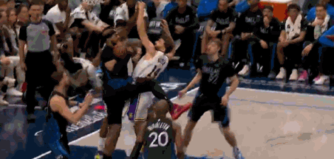 愿无大碍！加福德抢板时肩膀受伤 已返回更衣室