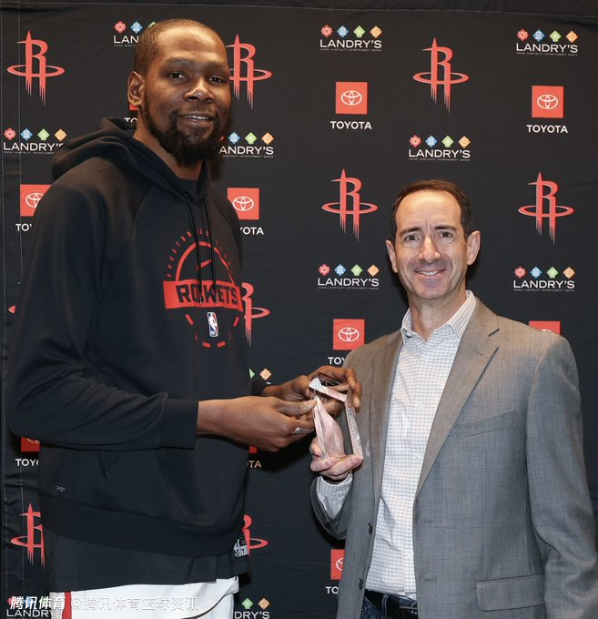 奖杯虽迟但到！杜兰特荣膺上赛季PBWA魔术师约翰逊奖 成历史第四位两度获奖者