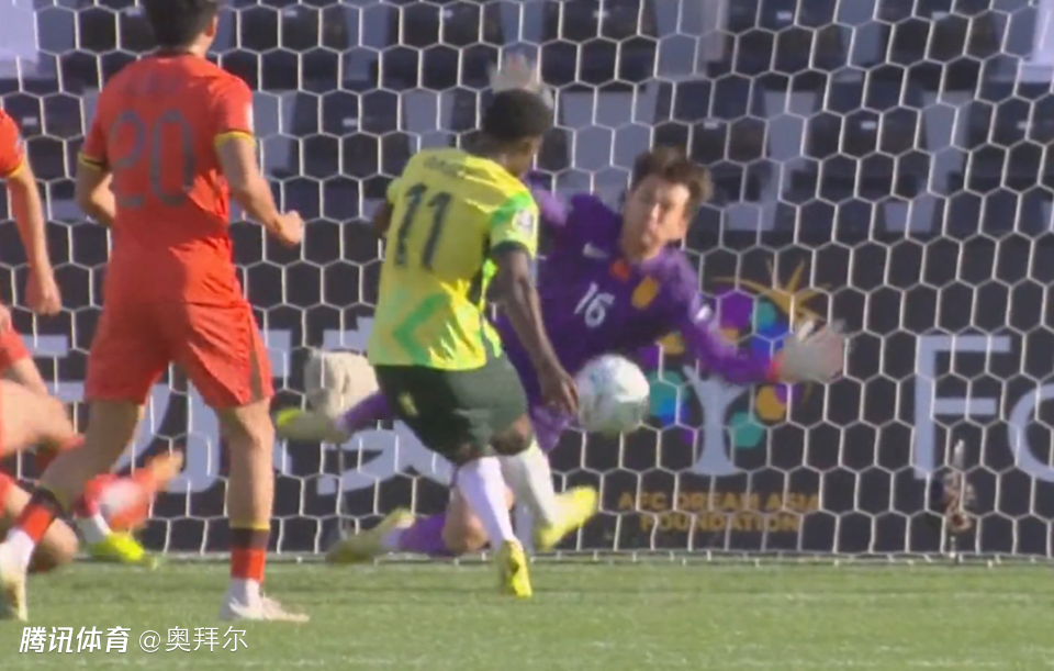 1分钟2神扑！李昊力保球门不失，肋骨险受伤，媒体人：身价还得涨