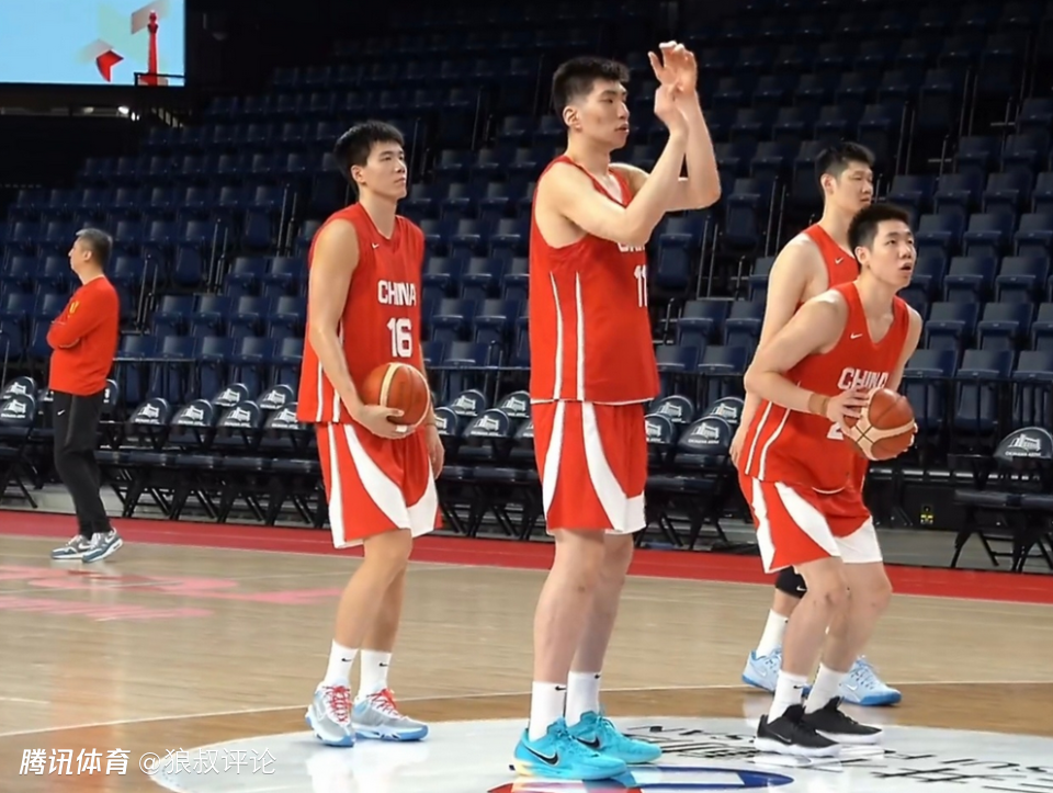 中国男篮战日本前踩场训练曝光：余嘉豪领衔三大中锋同框有望统治禁区