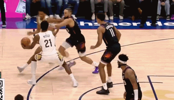 火药味十足！狄龙和墨菲发生冲突 随后向裁判抱怨吃到技犯