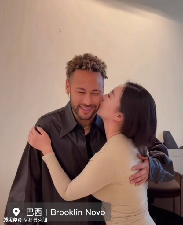 中国美女球迷远赴巴西献吻内马尔！直呼老公，点赞评论“国足靠你了”