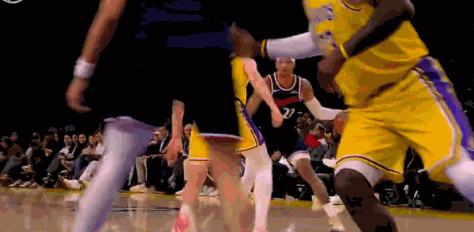 被偷袭了！詹姆斯遭尼德豪塞尔暗肘 后者被吹罚一级恶意犯规