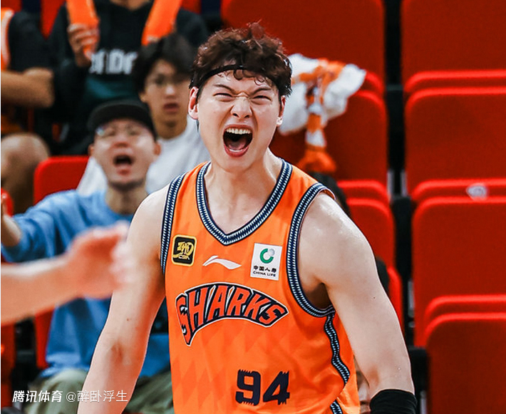 联赛第一！上海逆转青岛豪取7连胜 王哲林复出2分洛夫顿18+7