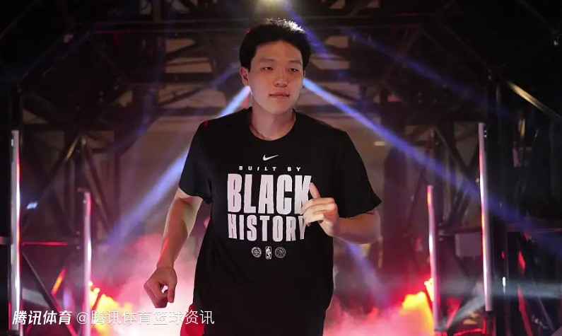 杨瀚森不打比赛时做什么？帮伤员回归进行“陪练” 获亨德森点赞