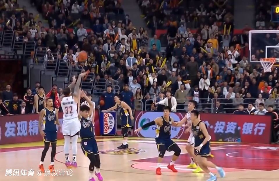 约克神奇三分绝杀广东引热议！媒体人狂刷屏 裁判明察秋毫送广东主场首败