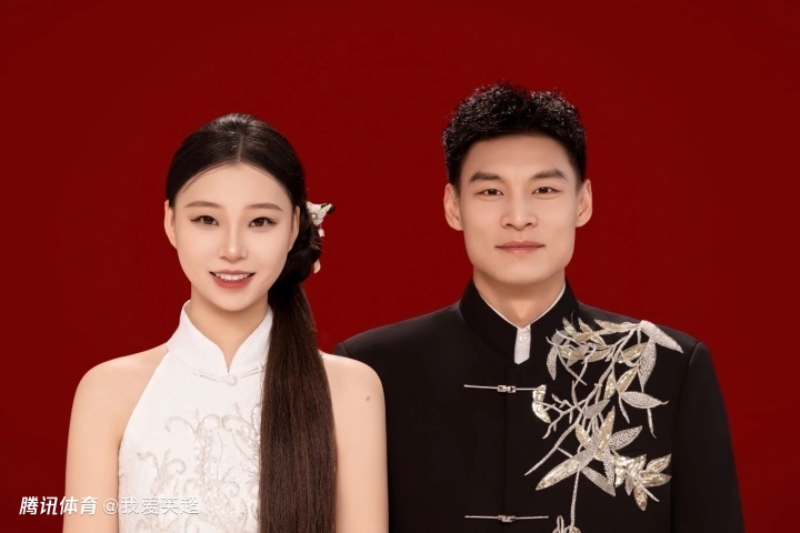 人生赢家！32岁蓉城国脚圣诞节领证，娇妻私照惊艳：超模气质+大长腿